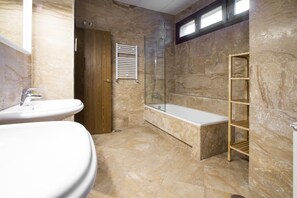 Duschwanne, Bidet, Handtücher