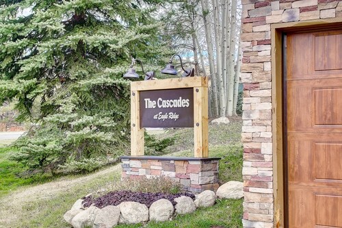 Rare Retreat w/AC-Spacious TH Steps to Mtn/Trails/Free Town Bus/Shared HotTub-2 Car Garage-Grill-W/D