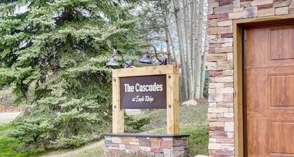 Rare Retreat w/AC-Spacious TH Steps to Mtn/Trails/Free Town Bus/Shared HotTub-2 Car Garage-Grill-W/D