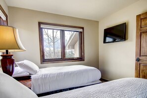 4 habitaciones, tabla de planchar con plancha, wifi y ropa de cama
