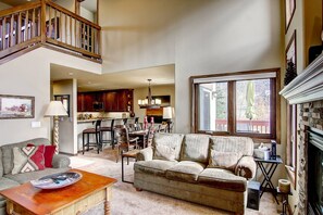 Smart TV, chimenea y libros