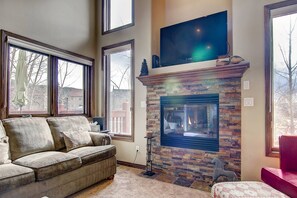 Smart-TV, Kamin, DVD-Player, Bücher