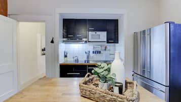 Réfrigérateur, micro-ondes, plaque de cuisson, lave-vaisselle