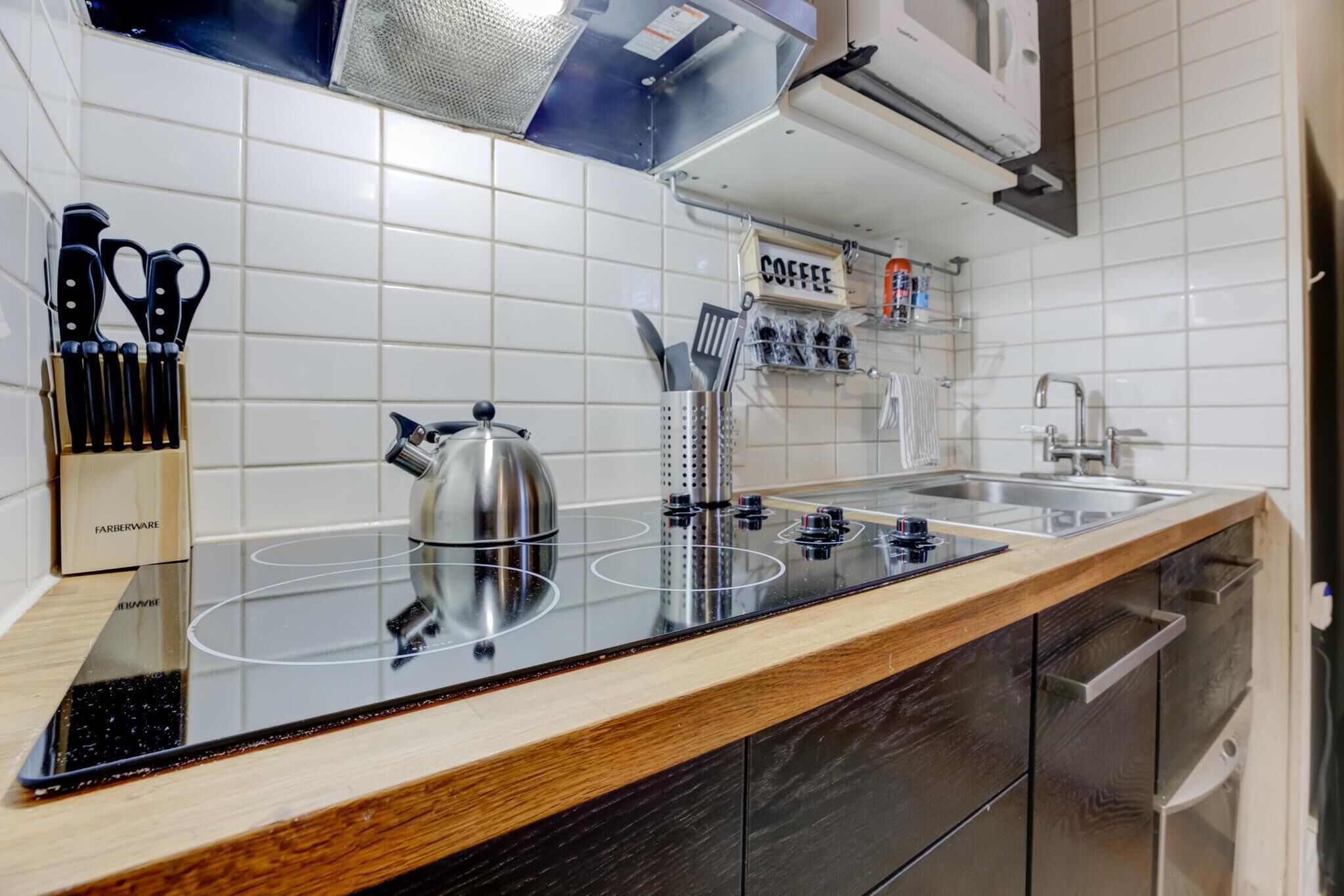 Réfrigérateur, micro-ondes, plaque de cuisson, lave-vaisselle