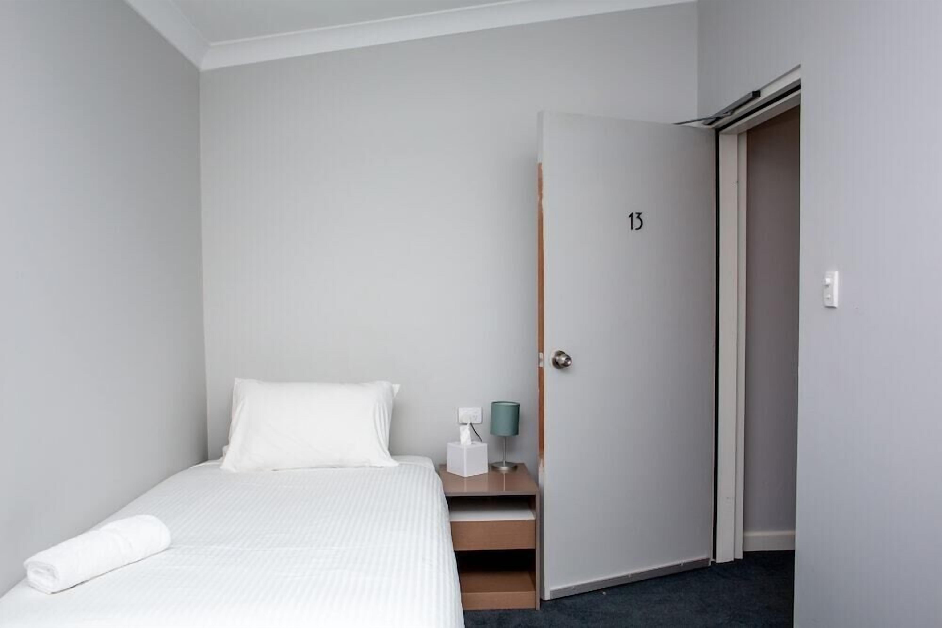Escritorio, wifi y ropa de cama 