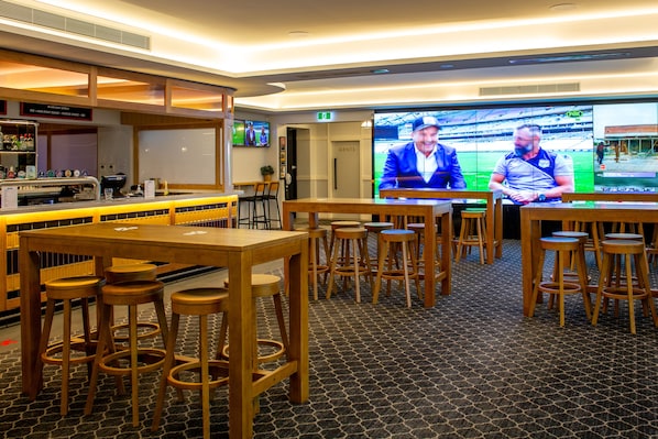 2 bars/lounges