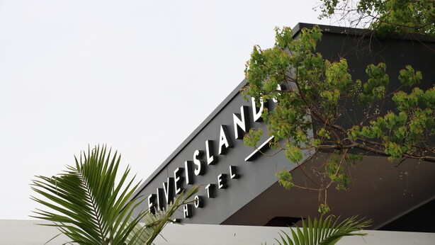 Un letrero de hotel con el nombre 'FIVE ISLANDS HOTEL' en letras negritas.