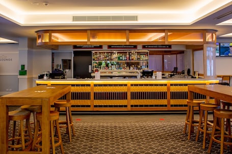 2 bares o lounges