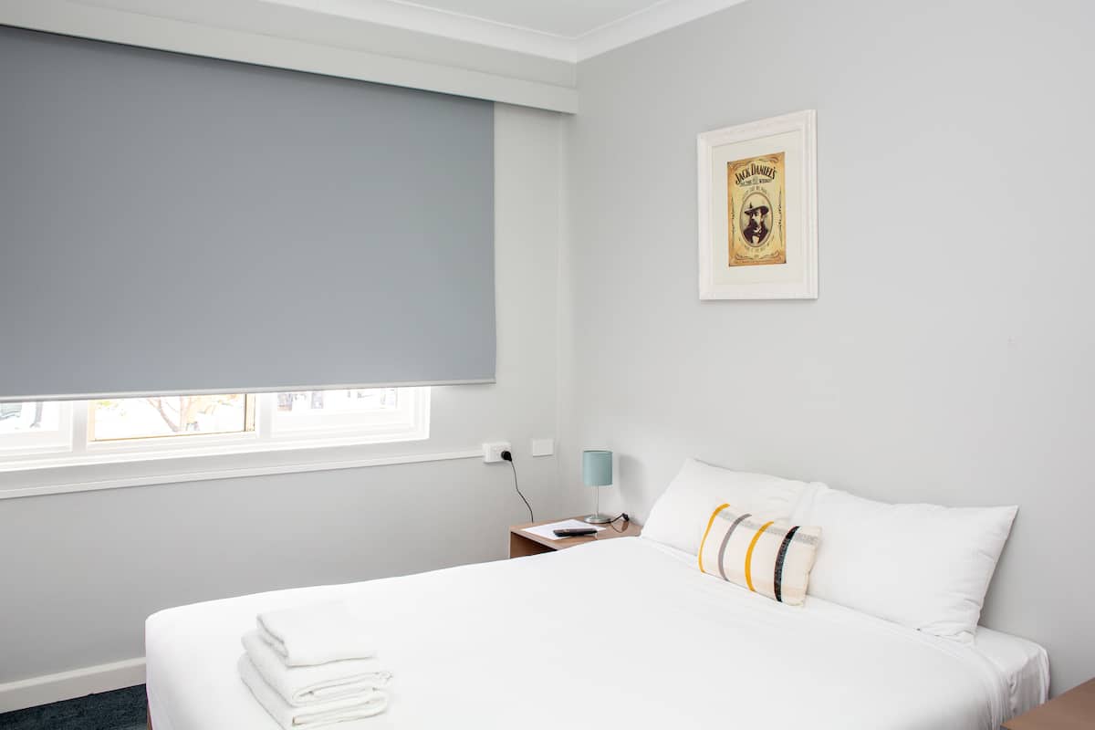 Escritorio, wifi y ropa de cama