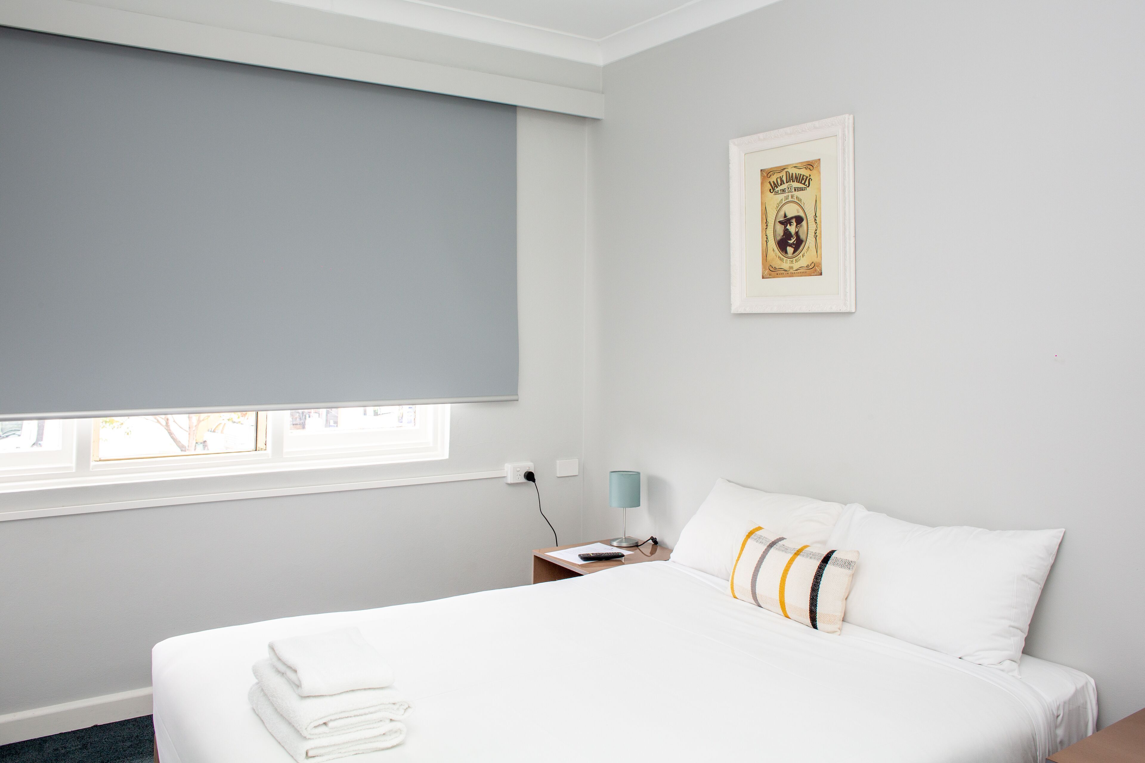 Escritorio, wifi y ropa de cama 