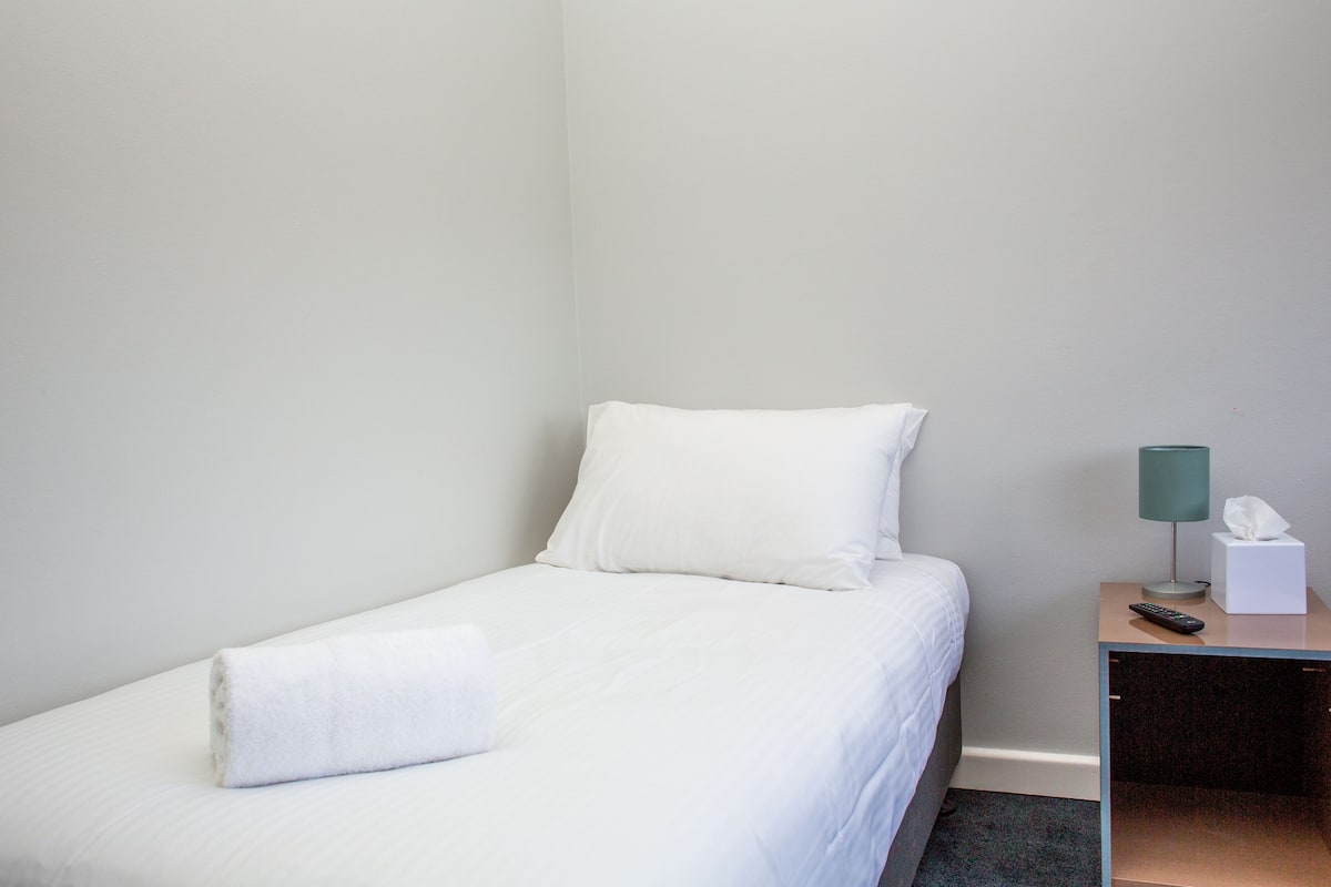 Escritorio, wifi y ropa de cama
