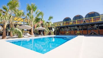 Piscine extérieure, parasols de plage, chaises longues