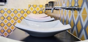 En offentlig toilet med flere pissoirer og en håndvask.