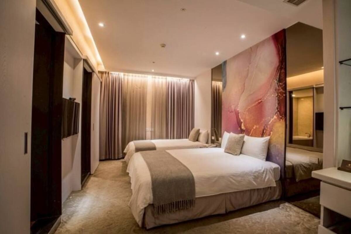 Desk, soundproofing, free WiFi, bed sheets