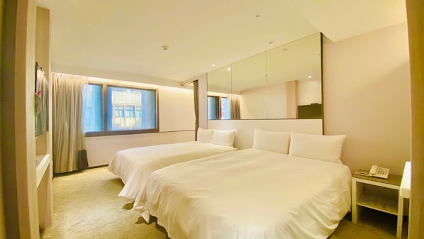Family Quadruple Room | Desk, soundproofing, free WiFi, bed sheets - Artinn hotel (Taipei)