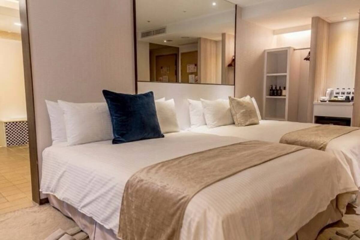 Desk, soundproofing, free WiFi, bed sheets