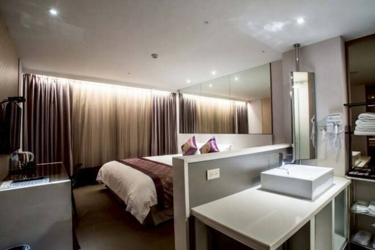 Desk, soundproofing, free WiFi, bed sheets