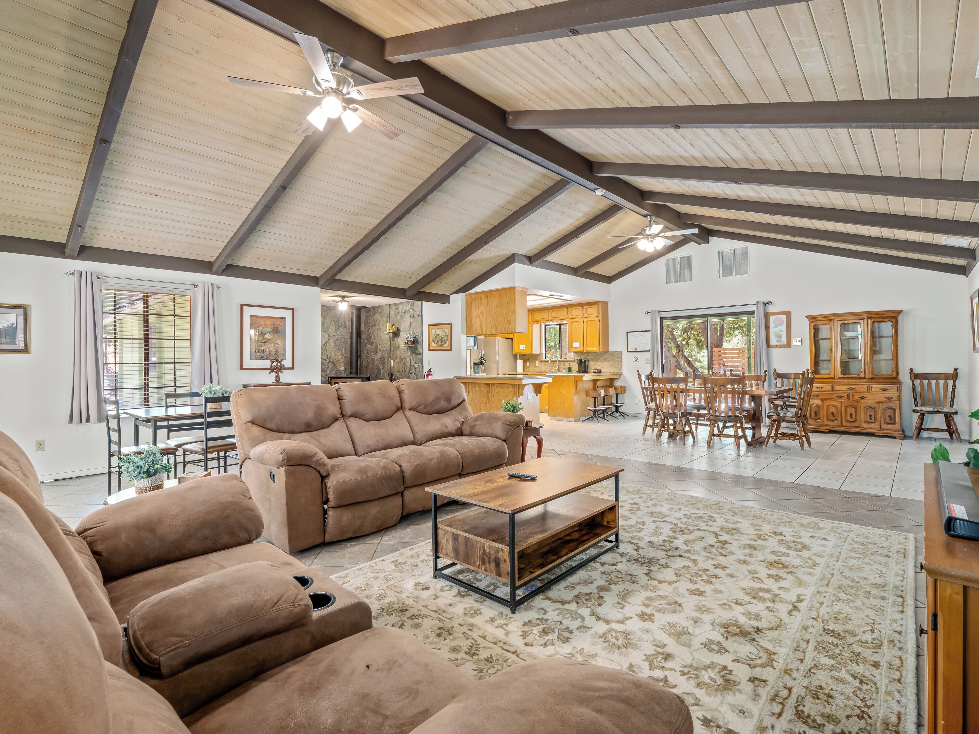 Smart TV, fireplace, table tennis, stereo