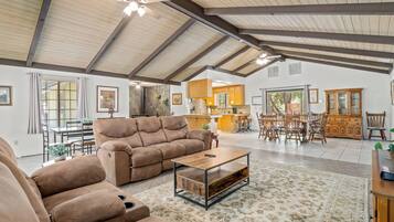 Smart TV, chimenea, tenis de mesa y estéreo