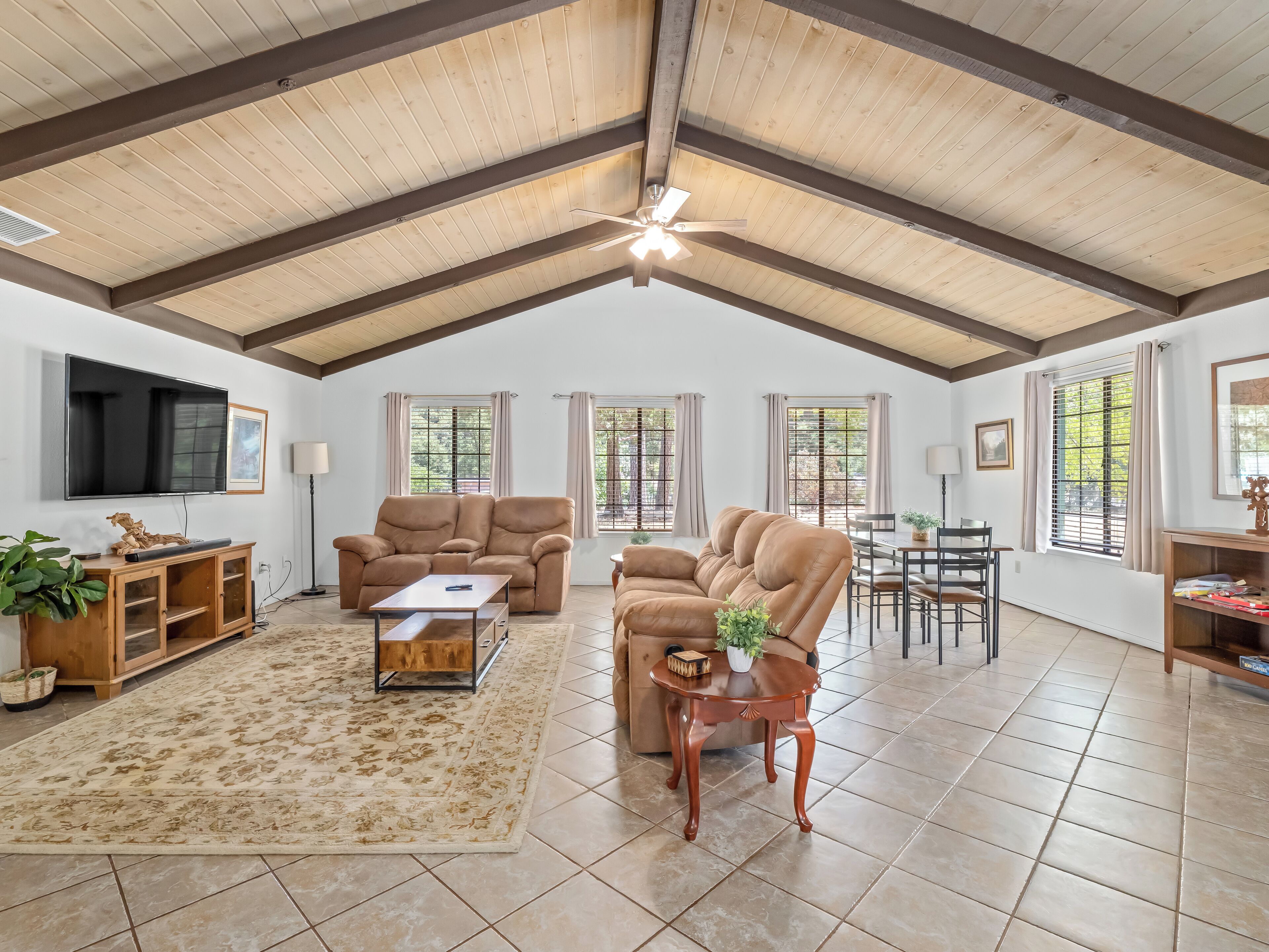 Smart TV, fireplace, table tennis, stereo