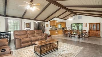 Smart TV, chimenea, tenis de mesa y estéreo