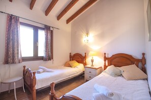 3 habitaciones, tabla de planchar con plancha, wifi y ropa de cama