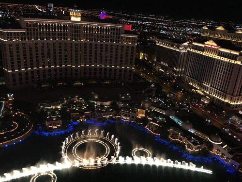 POOL/JACUZZI/HUGE FURNISHED BACKYARD/POOL TABLE/MINI GOLF/PLAY PLACE/PING PONG T