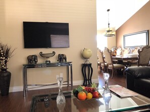 Smart TV, chimenea, reproductor de DVD y tenis de mesa 