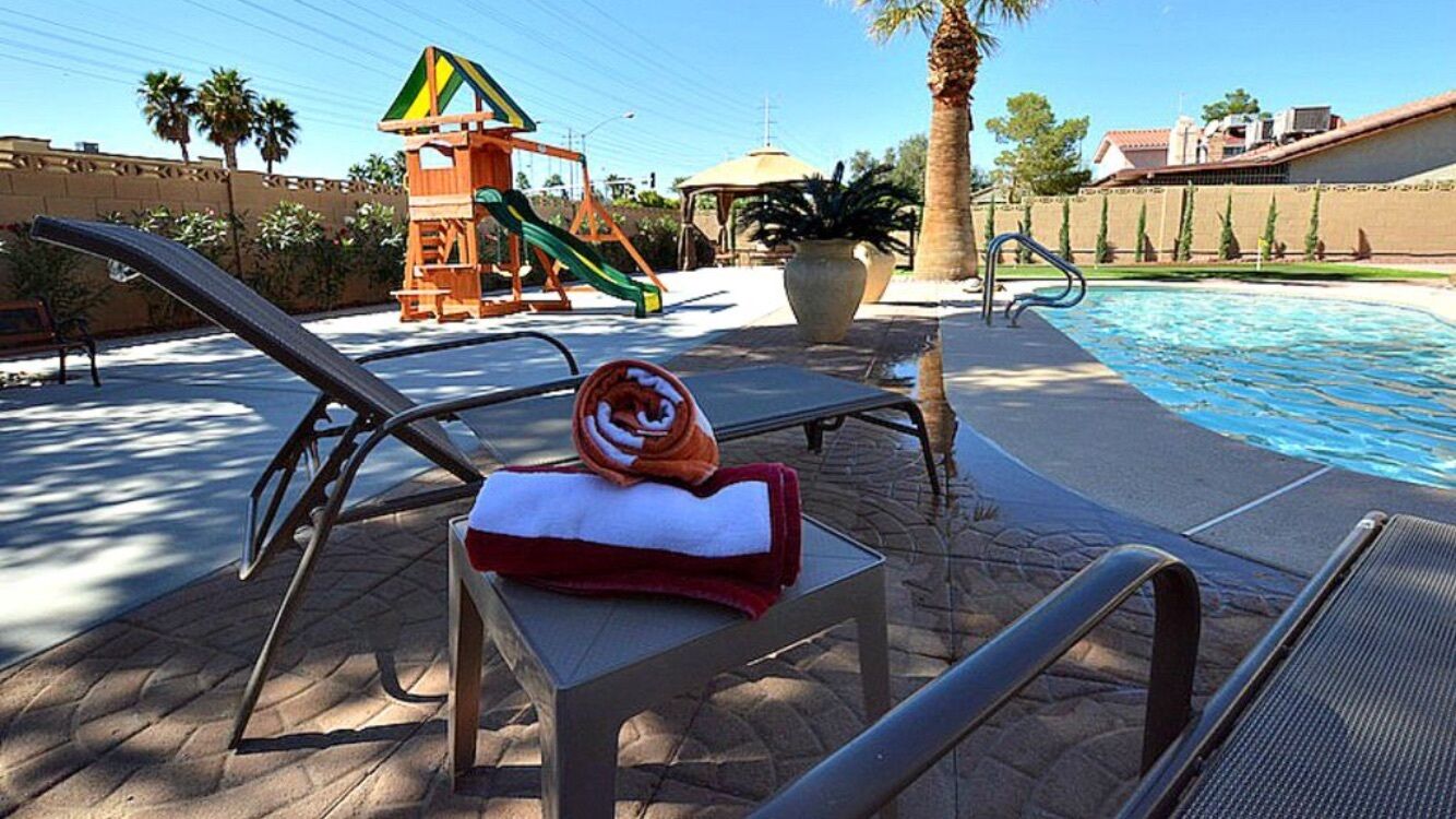 POOL/JACUZZI/HUGE FURNISHED BACKYARD/POOL TABLE/MINI GOLF/PLAY PLACE/PING PONG T