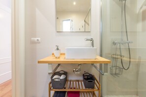 Dusche, Haartrockner, Handtücher