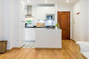 Fridge, microwave, oven, stovetop - Apartment "El Carmen Flat" in Málaga City with Patio, Wi-Fi & A/C (Málaga)