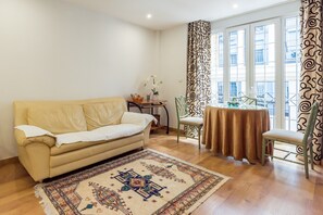 Stereo - Apartment "El Carmen Flat" in Málaga City with Patio, Wi-Fi & A/C (Málaga)