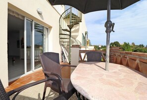 تناول الطعام بالخارج