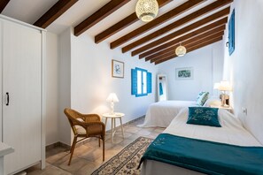 4 bedrooms, iron/ironing board, free WiFi, bed sheets