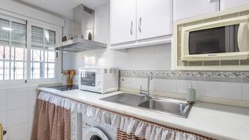 Kylskåp, mikrovågsugn, ugn och spishäll