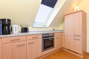 Køleskab, ovn, højstol