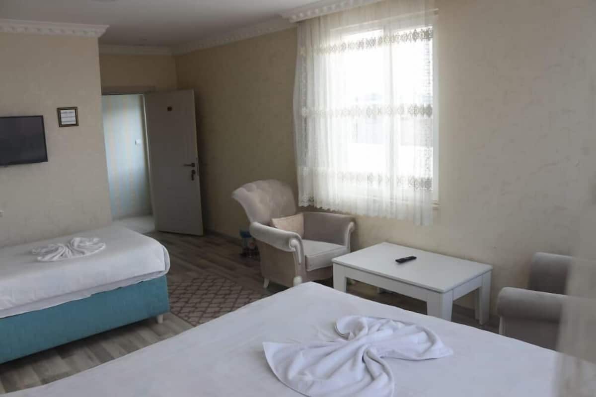 Escritorio y ropa de cama