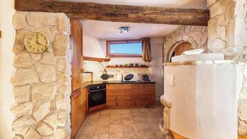 Een koelkast, een magnetron, een oven, een kookplaat