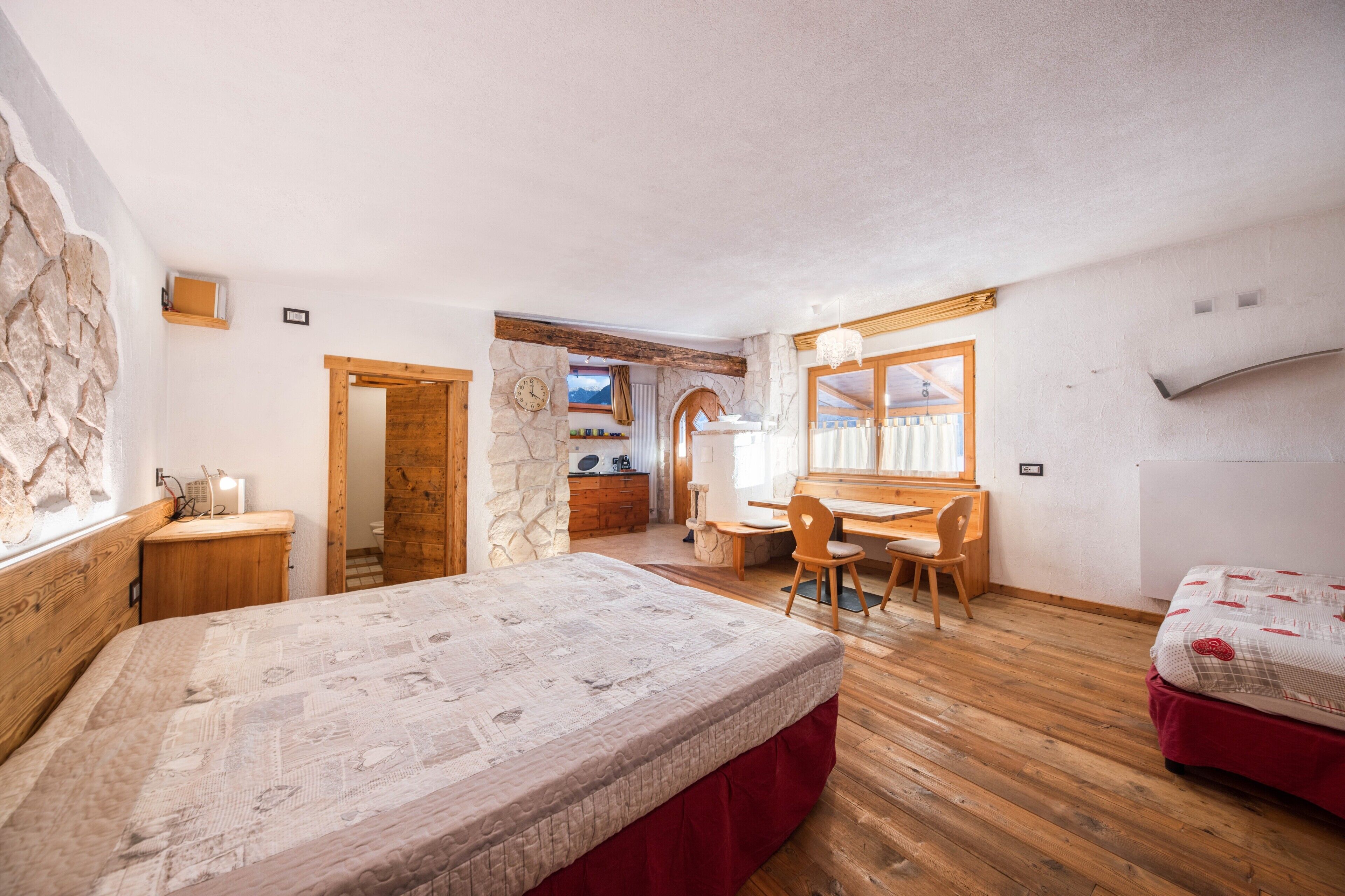 Iron/ironing board, free WiFi, bed sheets