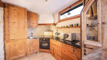 Een koelkast, een magnetron, een oven, een kookplaat