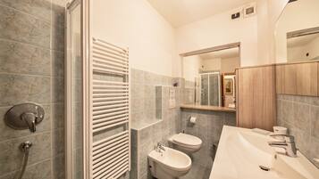 Bruser, hårtørrer, håndklæder