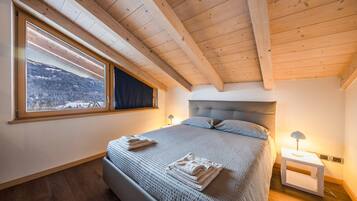 4 bedrooms, iron/ironing board, free WiFi, bed sheets