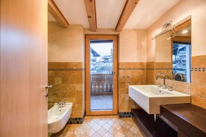 Tina, amenidades de baño gratuitas, secadora de cabello, toallas 