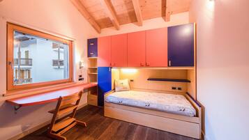 4 slaapkamers, een strijkplank/strijkijzer, gratis wifi, beddengoed