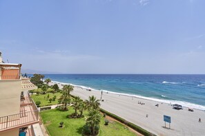 بالقرب من الشاطئ