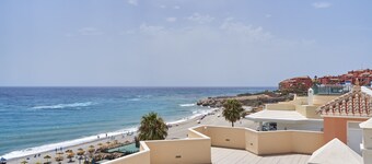 "Beachfront Apartment Torrox Costa" appartement met zeezicht, balkon, zwembad op het dak & Wi-Fi