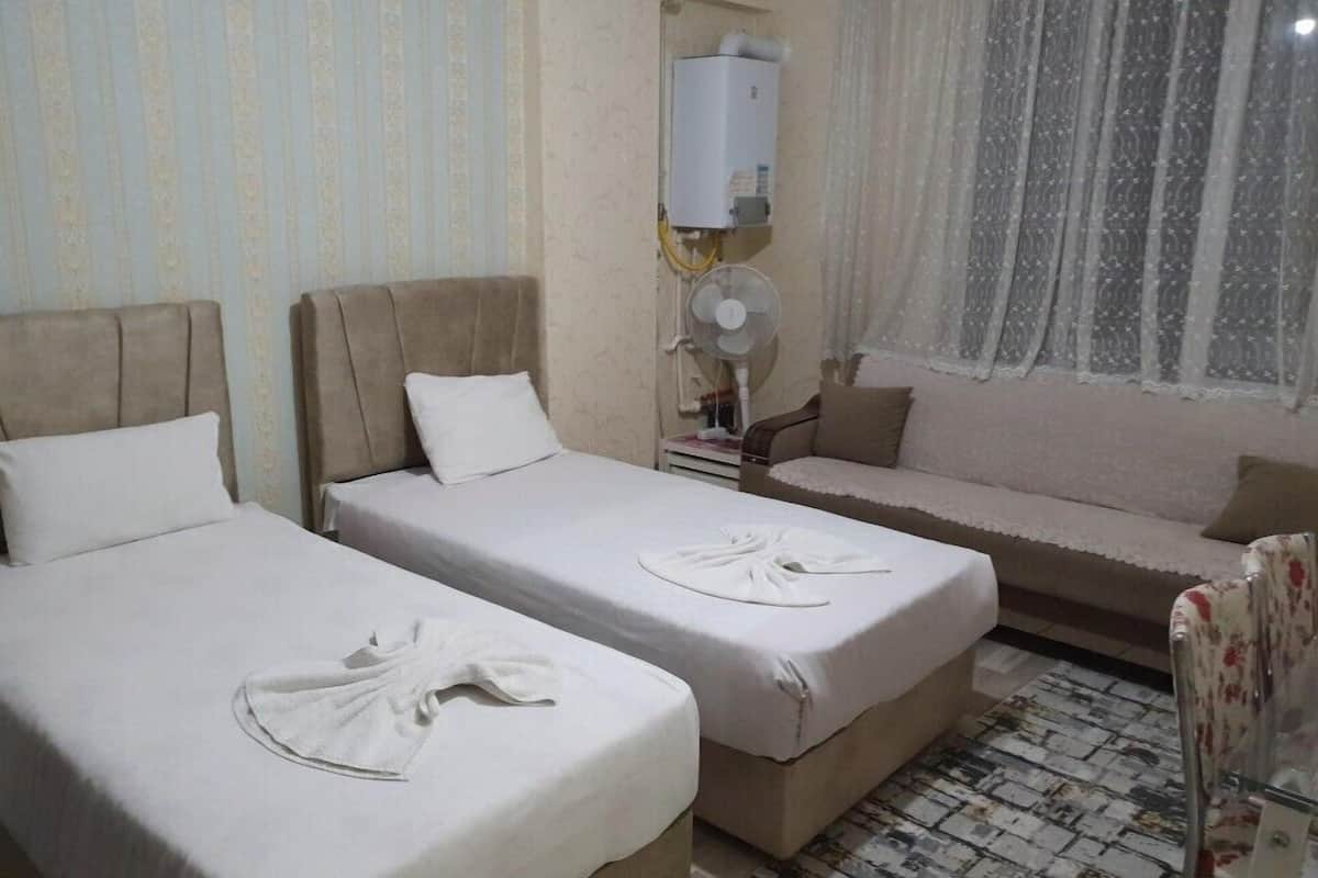 2 habitaciones, escritorio, tabla de planchar con plancha y wifi gratis