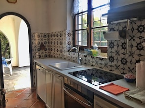 Frigorifero, microonde, forno, piano cottura