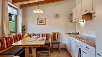 Een koelkast, een oven, een kookplaat, een koffiezetapparaat/waterkoker