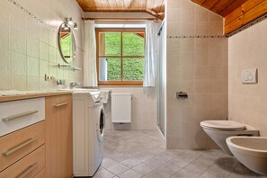 Regadera, secadora de cabello, toallas 